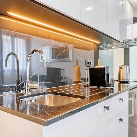 Bse15 1a, A In Madeira פונשל